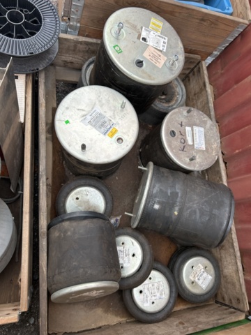 1454751-27 Parti med diverse delar till lastbil och kärror