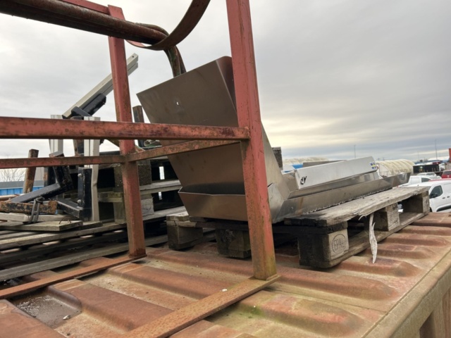 1454751-39 Parti med diverse delar till lastbil och kärror