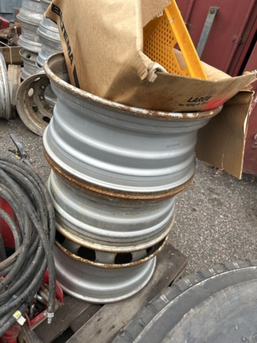 1454751-26 Parti med diverse delar till lastbil och kärror