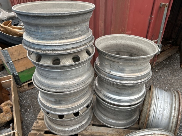 1454751-29 Parti med diverse delar till lastbil och kärror