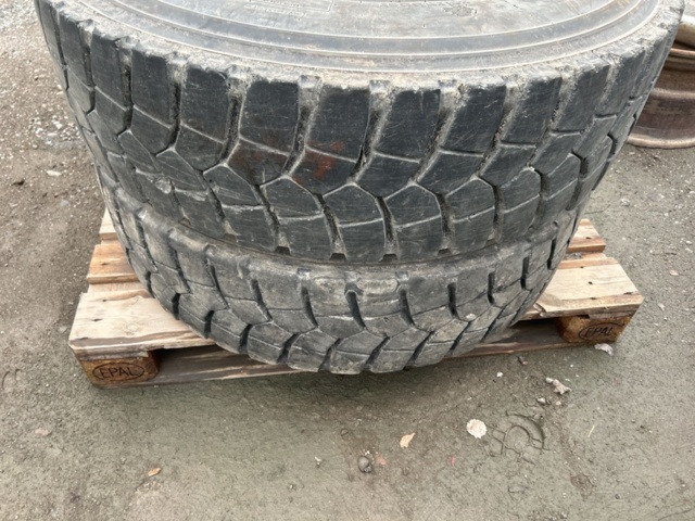 1454751-41 Parti med diverse delar till lastbil och kärror