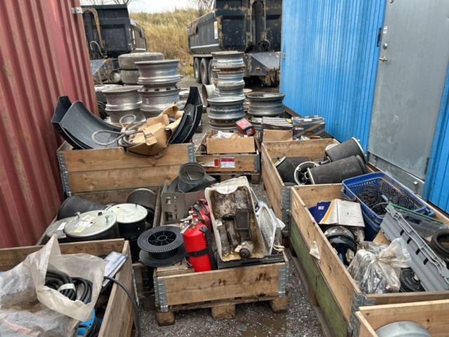 1454751-30 Parti med diverse delar till lastbil och kärror