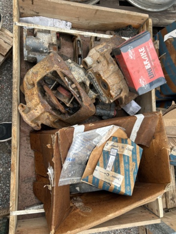 1454751-28 Parti med diverse delar till lastbil och kärror