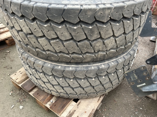 1454751-43 Parti med diverse delar till lastbil och kärror