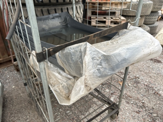 1454751-44 Parti med diverse delar till lastbil och kärror