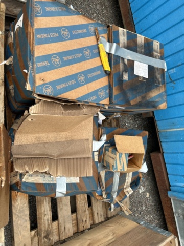 1454751-45 Parti med diverse delar till lastbil och kärror