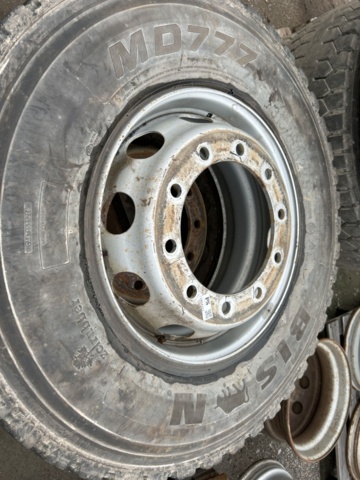 1454751-42 Parti med diverse delar till lastbil och kärror