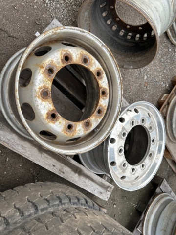 1454751-31 Parti med diverse delar till lastbil och kärror