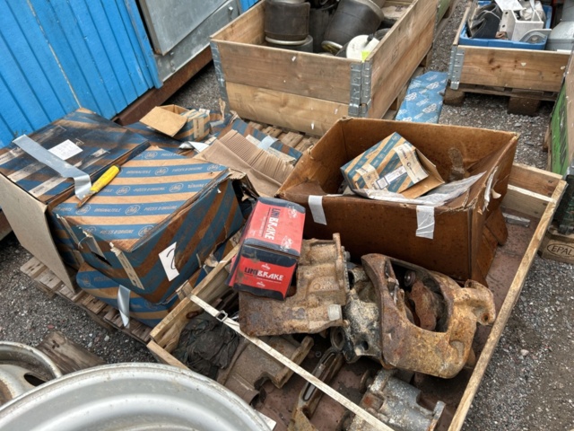 1454751-49 Parti med diverse delar till lastbil och kärror