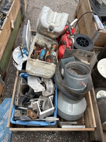 1454751-50 Parti med diverse delar till lastbil och kärror