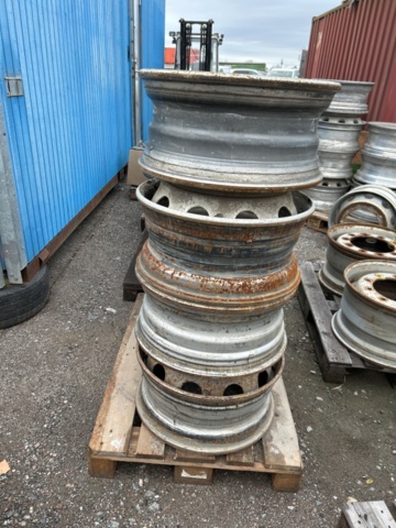 1454751-48 Parti med diverse delar till lastbil och kärror