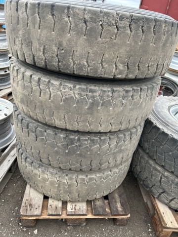 1454751-32 Parti med diverse delar till lastbil och kärror