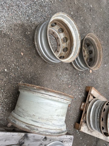 1454751-52 Parti med diverse delar till lastbil och kärror