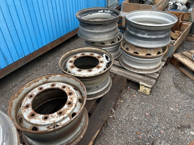 1454751-47 Parti med diverse delar till lastbil och kärror