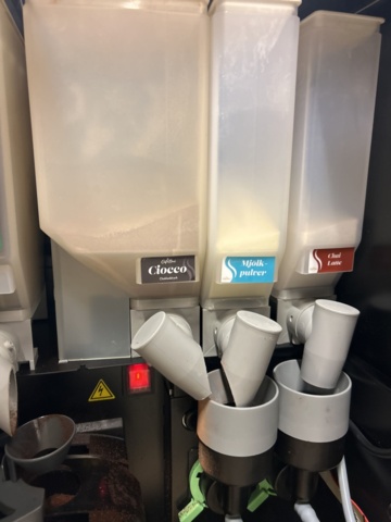 1435538-7 Bänk med vattenkylare, vattentapp och kaffemaskin