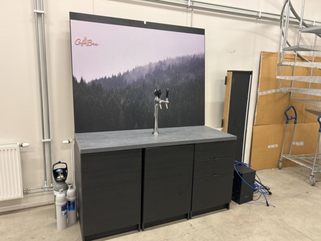 1435538-9 Bänk med vattenkylare, vattentapp och kaffemaskin