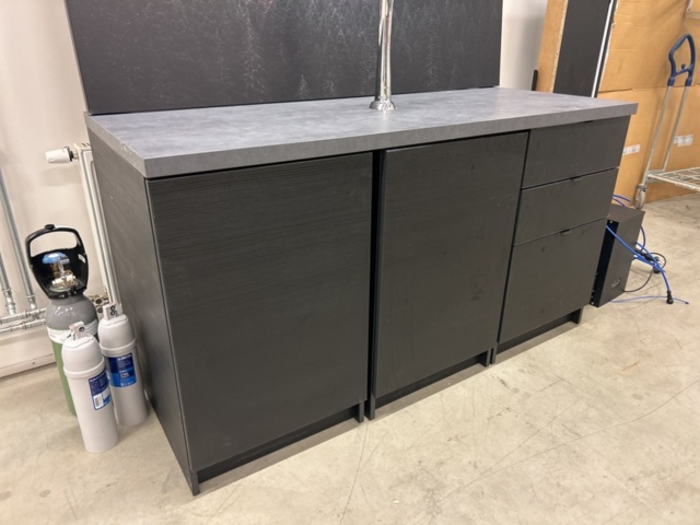 1435538-10 Bänk med vattenkylare, vattentapp och kaffemaskin