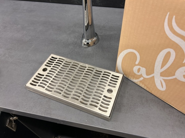 1435538-18 Bänk med vattenkylare, vattentapp och kaffemaskin