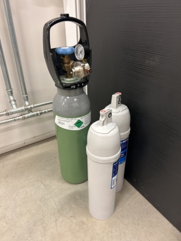 1435538-19 Bänk med vattenkylare, vattentapp och kaffemaskin