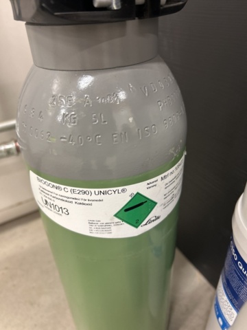 1435538-20 Bänk med vattenkylare, vattentapp och kaffemaskin