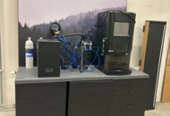 1435538 Bänk med vattenkylare, vattentapp och kaffemaskin