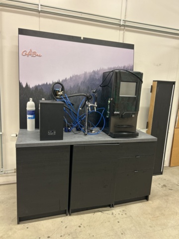 1435538-1 Bänk med vattenkylare, vattentapp och kaffemaskin