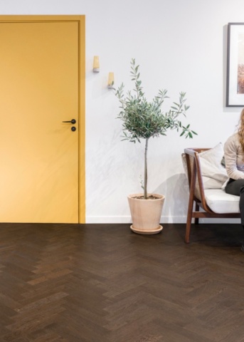 1457985-3 Fiskbensparkett ek, brunt, lackat, rustik,86 kvm, 5-G klick, Välinge