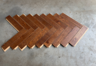 1457985 Fiskbensparkett ek, brunt, lackat, rustik,86 kvm, 5-G klick, Välinge