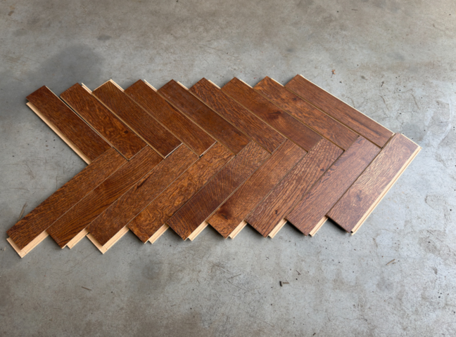 1457985-1 Fiskbensparkett ek, brunt, lackat, rustik,86 kvm, 5-G klick, Välinge