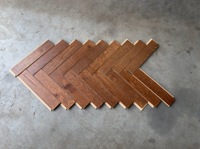 1457985-7 Fiskbensparkett ek, brunt, lackat, rustik,86 kvm, 5-G klick, Välinge