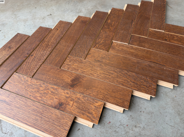 1457985-8 Fiskbensparkett ek, brunt, lackat, rustik,86 kvm, 5-G klick, Välinge