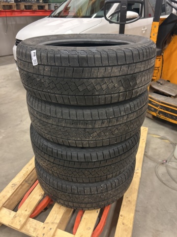 1435540-1 Dubbfria vinterdäck Pirelli Ice Zero 215/55R17