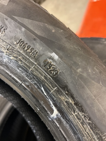 1435540-7 Dubbfria vinterdäck Pirelli Ice Zero 215/55R17