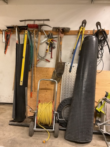 1406901-1 Various utensils and tools on the wall