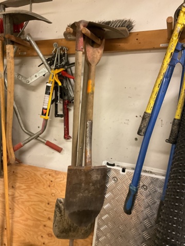 1406901-4 Various utensils and tools on the wall