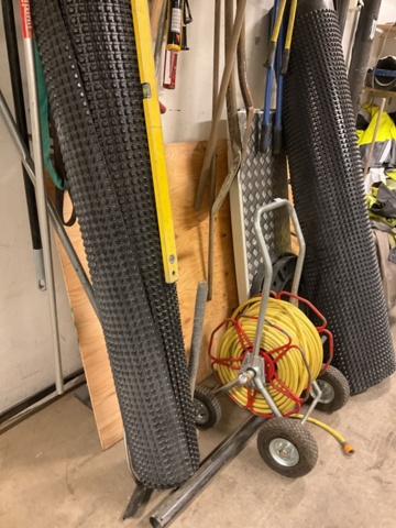 1406901-7 Various utensils and tools on the wall