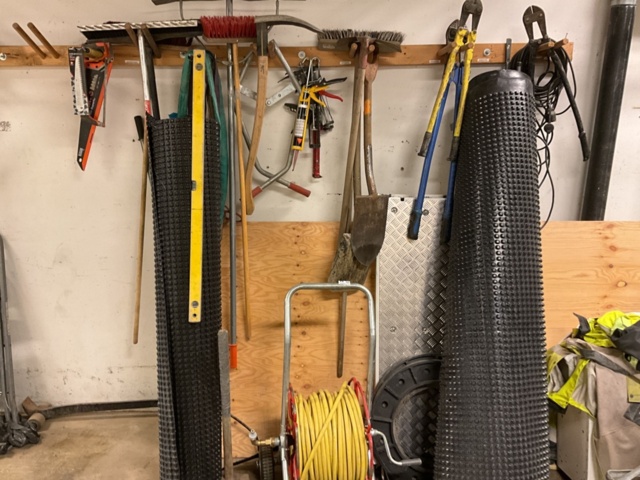 1406901-8 Various utensils and tools on the wall