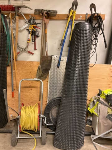 1406901-9 Various utensils and tools on the wall