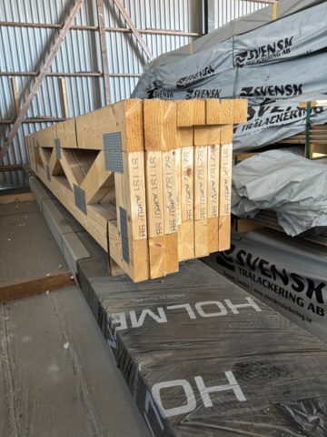 1460147-3 Carport med förråd – komplett stomme, ej monterad (ca 30 m²)