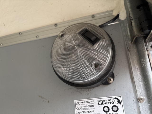 1409394-21 Skåpsläp - Debon Trailers Cheval Liberté C300