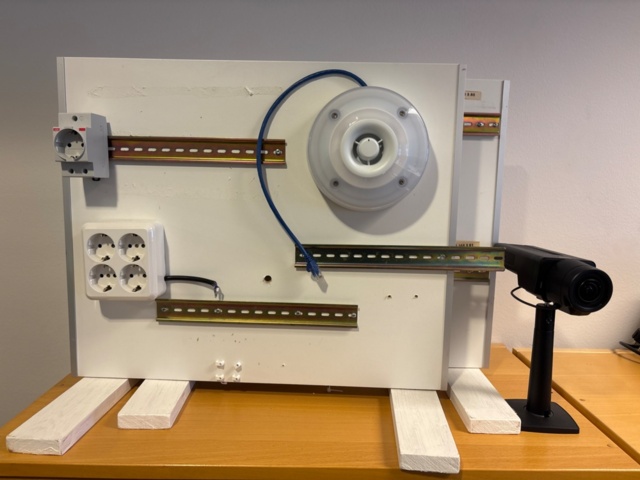 1442481-1 Axis siren and Axis camera