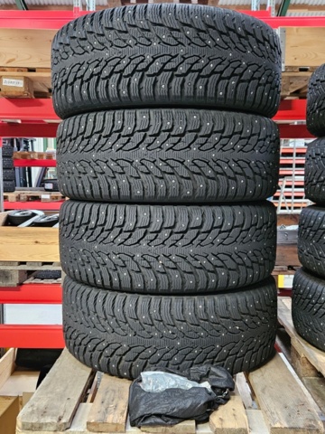 1436234-2 Dubbdäck på fälg - Chevrolet (Hakkapelitta 285/45/22)