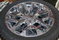 1436234 Dubbdäck på fälg - Chevrolet (Hakkapelitta 285/45/22)