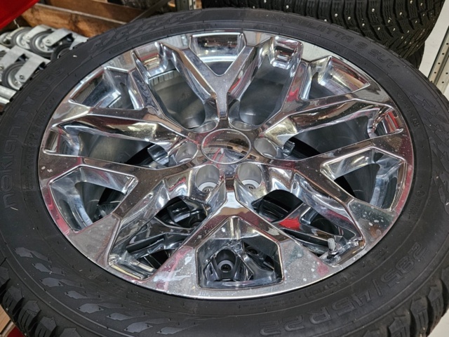 1436234-1 Dubbdäck på fälg - Chevrolet (Hakkapelitta 285/45/22)