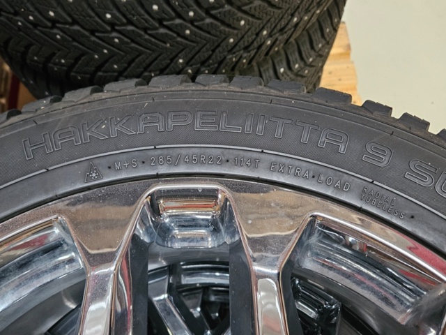 1436234-3 Dubbdäck på fälg - Chevrolet (Hakkapelitta 285/45/22)