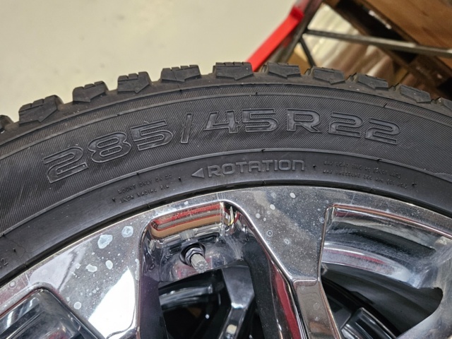 1436234-4 Dubbdäck på fälg - Chevrolet (Hakkapelitta 285/45/22)