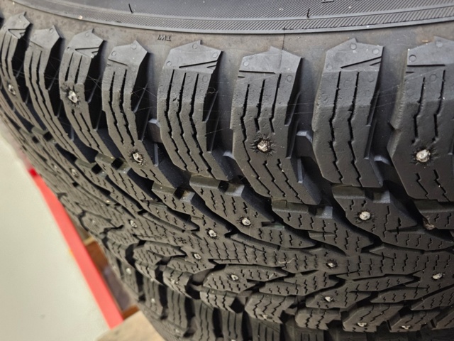 1436234-5 Dubbdäck på fälg - Chevrolet (Hakkapelitta 285/45/22)