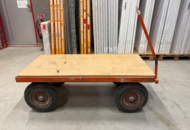 1460186 Lastvagn med luftpumpade hjul