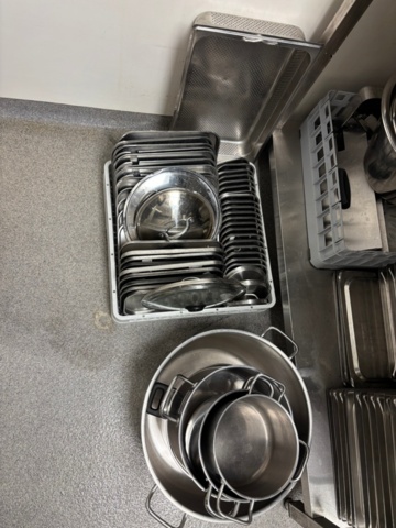 1372725-6 Storköksutrustning – blandade kantiner, kärl och köksredskap