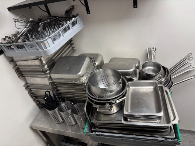 1372725-2 Storköksutrustning – blandade kantiner, kärl och köksredskap
